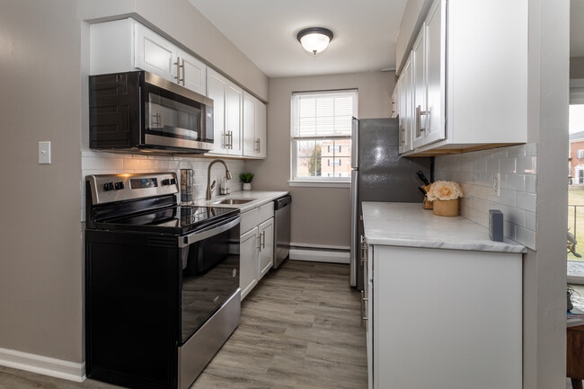 Liberty Square Apartments in Newark, DE - Building Photo - Interior Photo