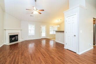 127 Berkley Dr in Villa Rica, GA - Foto de edificio - Building Photo