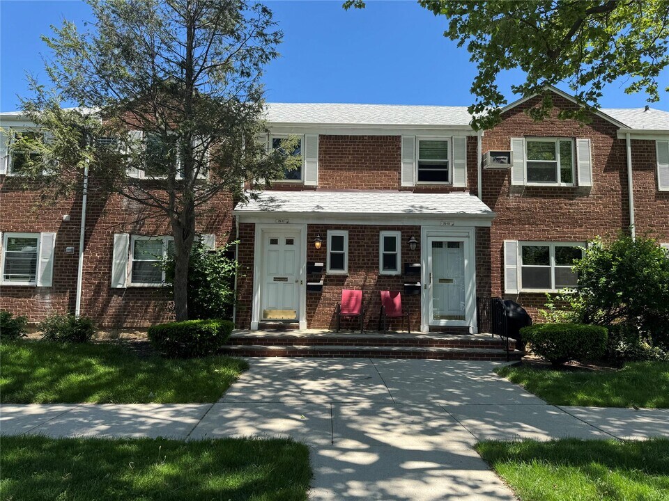 75-17 255th St in Queens, NY - Building Photo