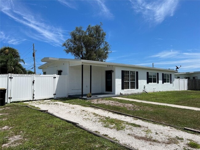 1011 Bianca in Melbourne, FL - Building Photo - Building Photo
