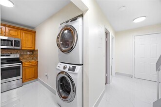 2427 W 52nd Pl in Hialeah, FL - Building Photo - Building Photo