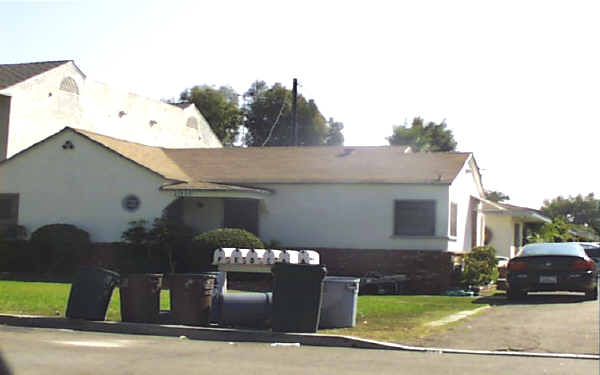 2390 Elden Ave in Costa Mesa, CA - Building Photo - Building Photo