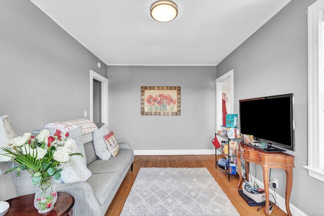 28-30 Whitney St, Unit 301 in Hartford, CT - Building Photo - Building Photo