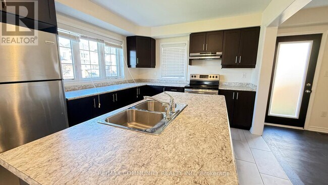 46 Kilmarnock Cres in Whitby, ON - Building Photo - Building Photo