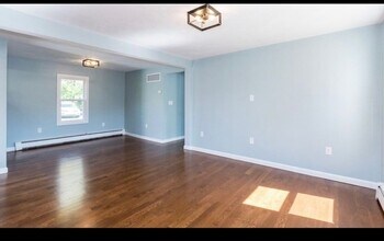 54 Aldrich Rd, Unit 2 in Bridgewater, MA - Building Photo - Building Photo