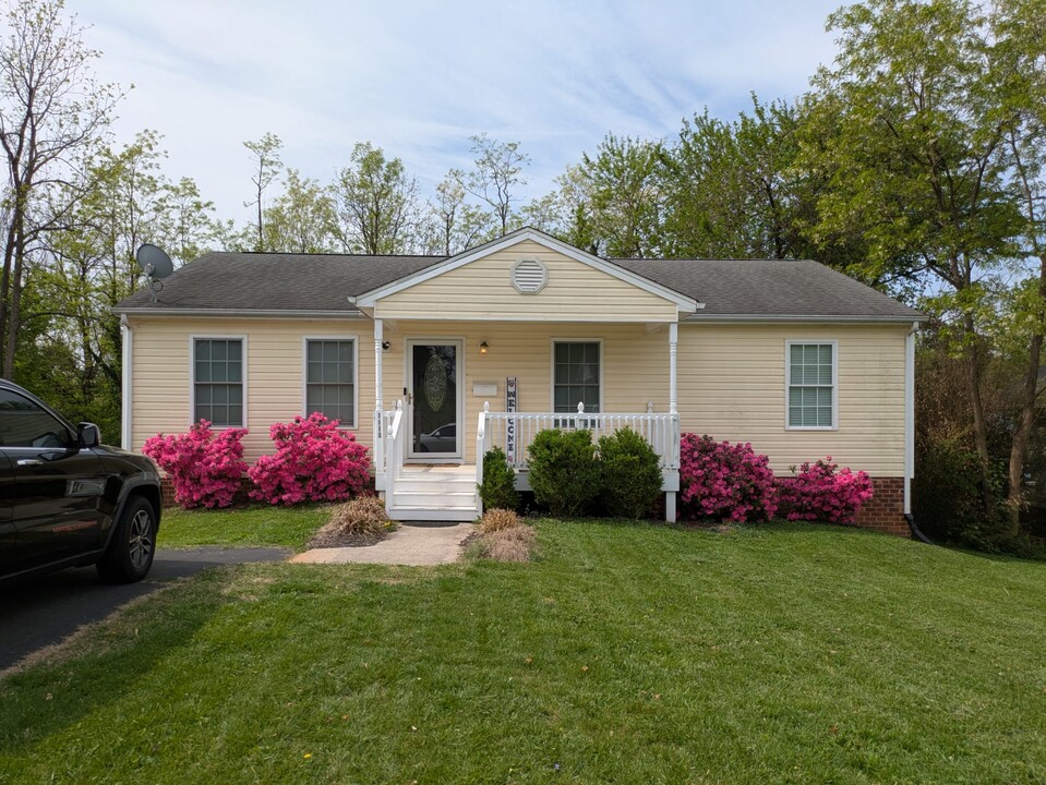 1110 Tolleys Ln, Unit Tolleys House in Lynchburg, VA - Building Photo