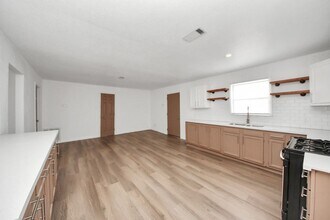 306 Allendale Rd in Pasadena, TX - Building Photo - Building Photo