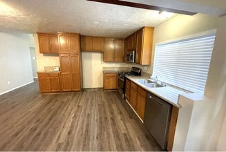 20817 Calwood St in Santa Clarita, CA - Building Photo - Building Photo