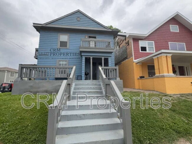 property at 302 E Walnut St