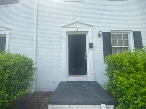 200 Greenbriar Rd in Greensboro, NC - Foto de edificio - Building Photo