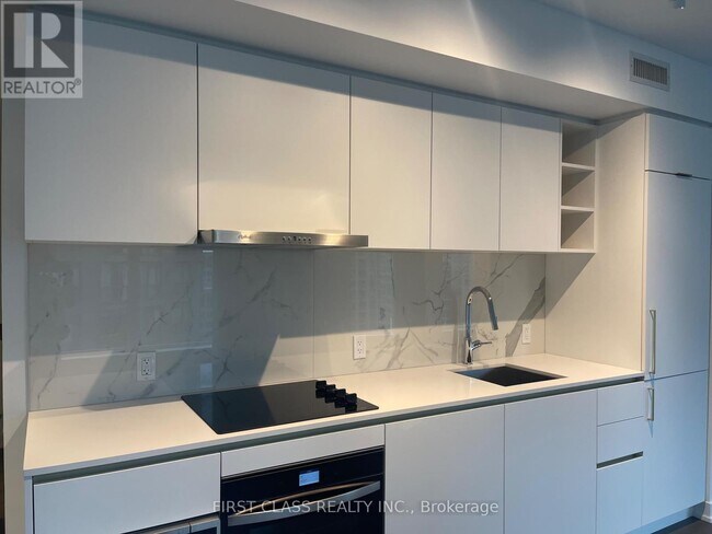 8 Wellesley St W in Toronto, ON - Building Photo - Building Photo