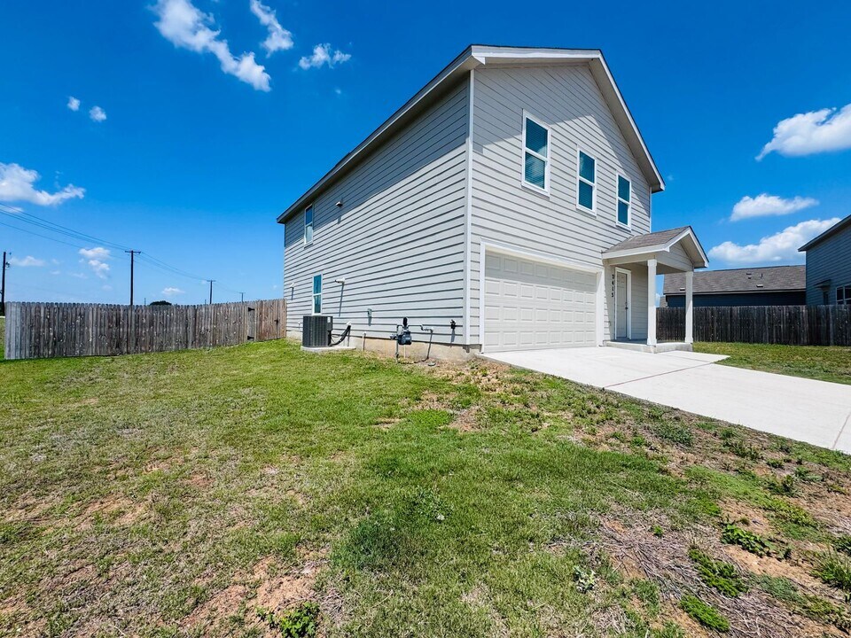 2415 Sweet Olive in New Braunfels, TX - Building Photo