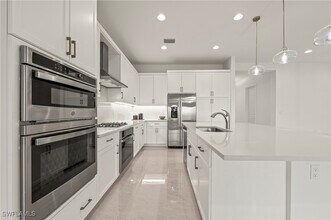 20463 Estero Xing Blvd in Estero, FL - Foto de edificio - Building Photo
