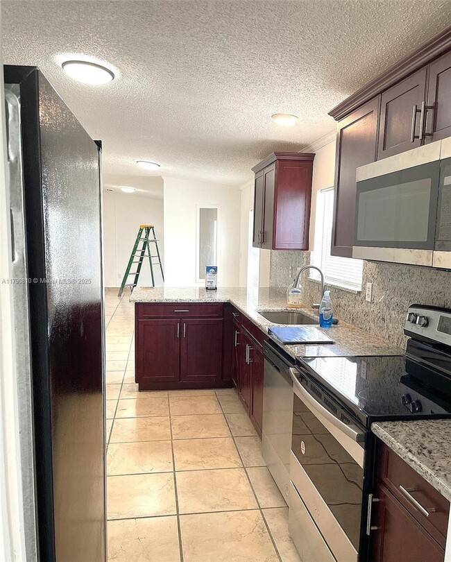 220 NE 12th Ave in Homestead, FL - Building Photo - Building Photo