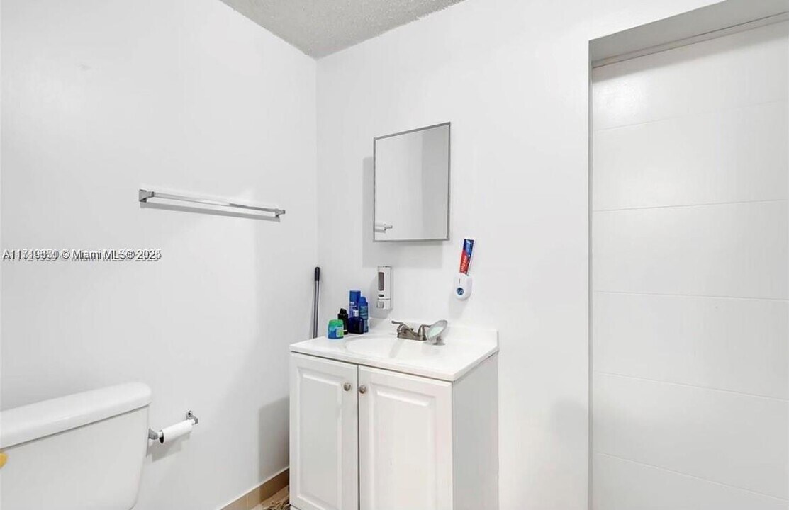 7420 SW 31st St in Miami, FL - Building Photo