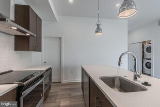 710 N 16th St, Unit 201 in Philadelphia, PA - Foto de edificio - Building Photo