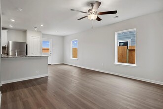 16453 Blossom Grv Dr in Conroe, TX - Foto de edificio - Building Photo