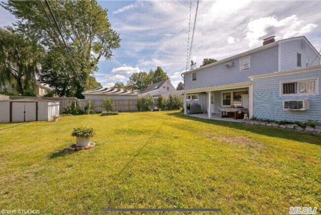 51 Friendly Rd in Hicksville, NY - Building Photo - Building Photo