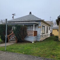 319 SE Rose St in Roseburg, OR - Building Photo