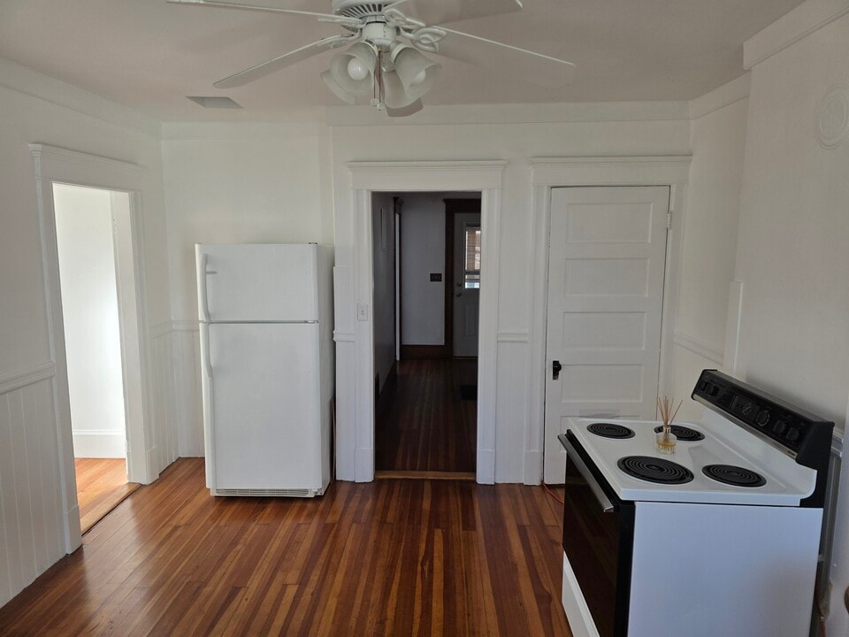 19 Dartmouth St in Easthampton, MA - Building Photo