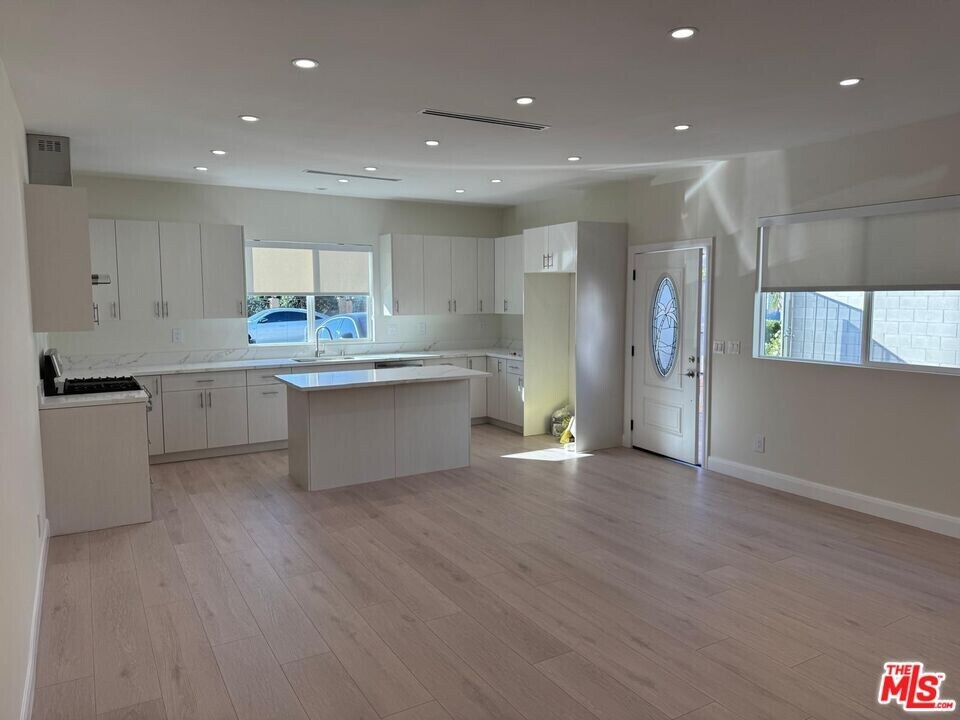 6458 Nagle Ave in Los Angeles, CA - Building Photo