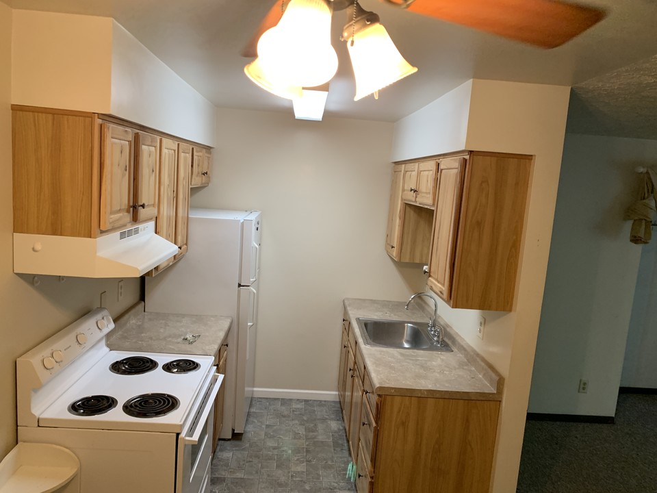 612 Willow Rd, Unit B in Harvey, MI - Building Photo