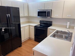 423 NE 210th Cir Terrace in Miami, FL - Building Photo - Building Photo