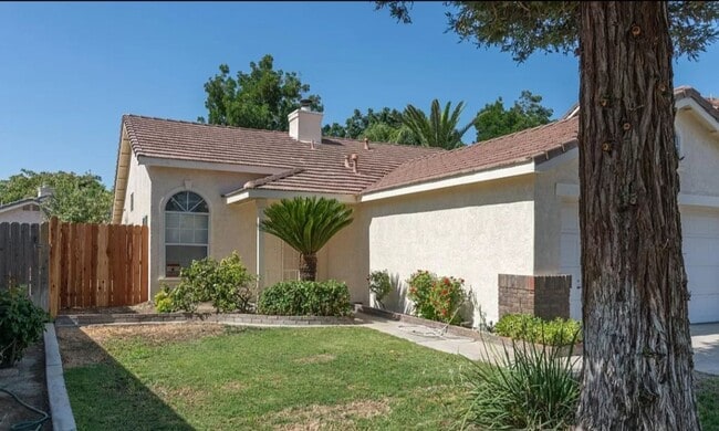 8401 Hemlock Ct in Bakersfield, CA - Building Photo - Building Photo