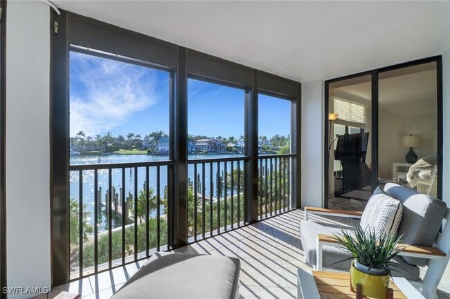 2400 Gulf Shore Blvd N in Naples, FL - Foto de edificio - Building Photo