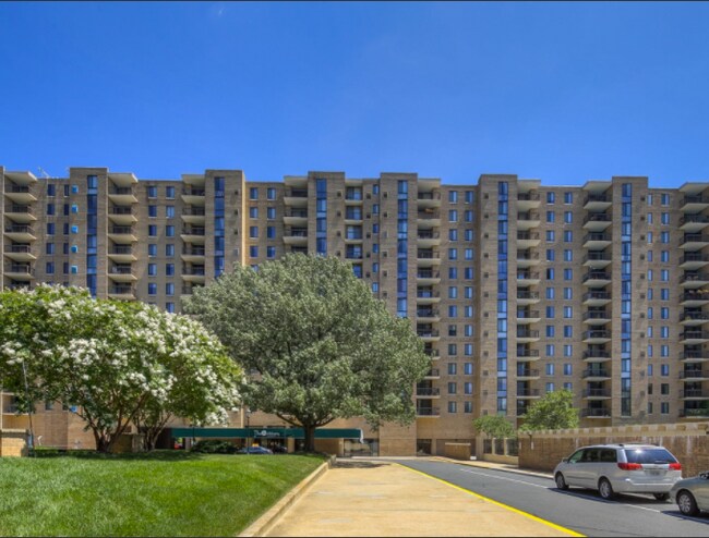 4500 S Four Mile Run Dr, Unit 812 in Arlington, VA - Building Photo - Building Photo
