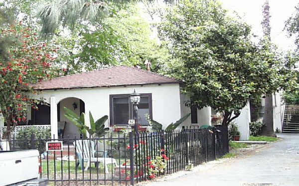 4232-4234 Mary Ellen Ave in North Hollywood, CA - Foto de edificio - Building Photo