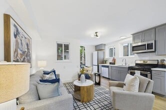 680 42nd St, Unit B in Oakland, CA - Building Photo - Building Photo