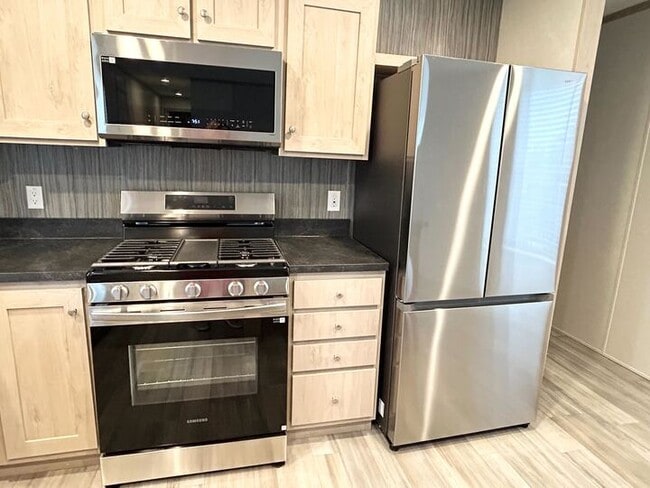 29810 W Essex Ct in New Baltimore, MI - Foto de edificio - Building Photo