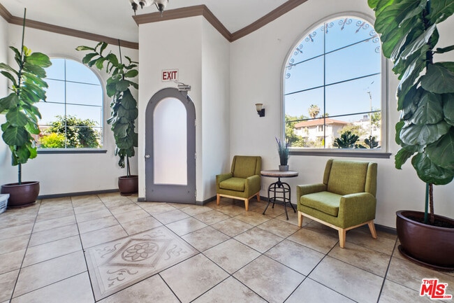 5320 W Olympic Blvd in Los Angeles, CA - Building Photo - Building Photo