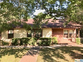 124 E Holland St in San Marcos, TX - Building Photo