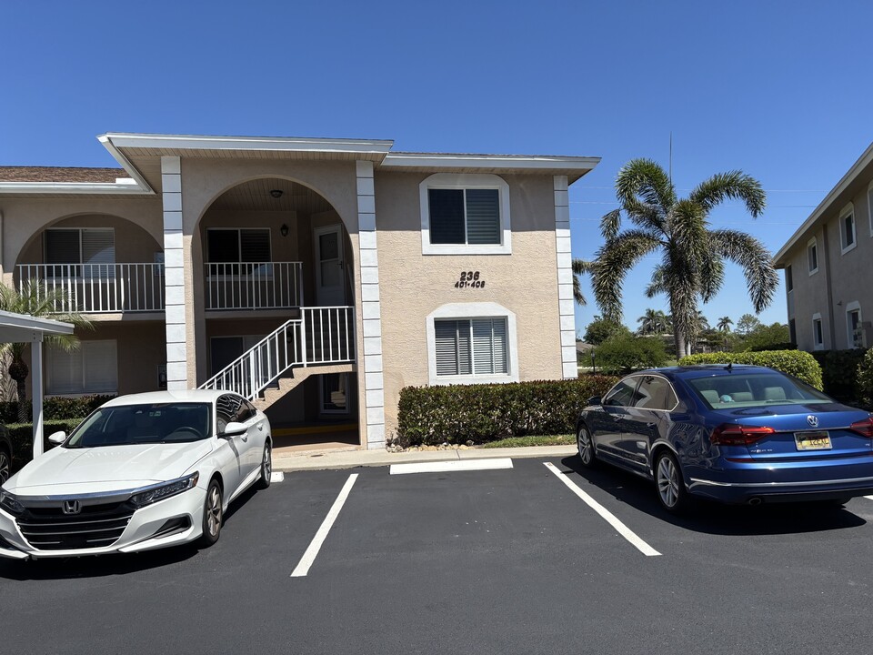236 Pebble Beach Blvd in Naples, FL - Foto de edificio
