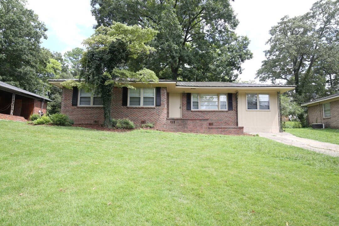 1149 Carnation Dr in Birmingham, AL - Building Photo