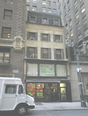 41 E 41st St in New York, NY - Building Photo