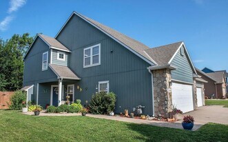 2335 Surrey Dr in Lawrence, KS - Building Photo