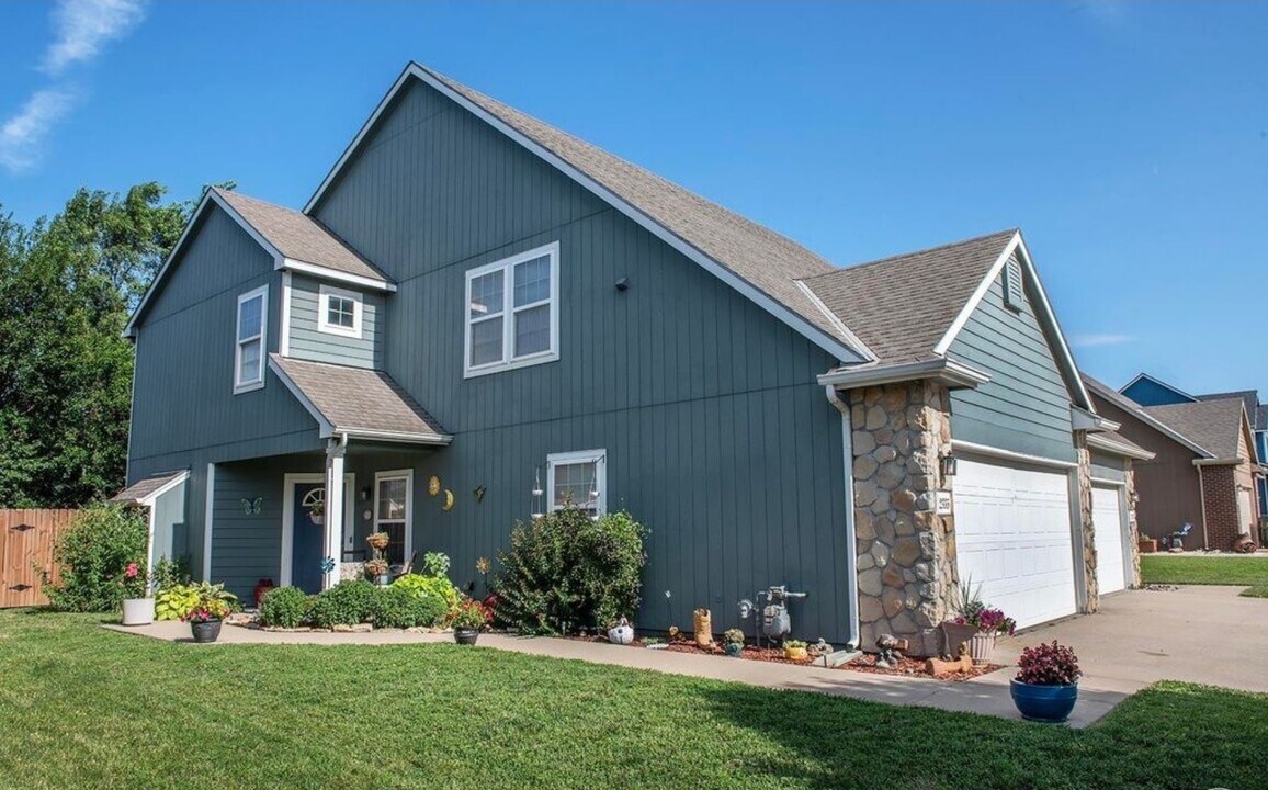 2335 Surrey Dr in Lawrence, KS - Building Photo