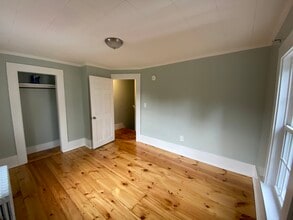 38 Highland St, Unit Room 3 in Somersworth, NH - Foto de edificio - Building Photo