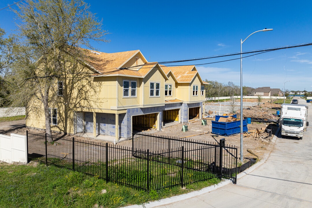 Skymor Pearland in Pearland, TX - Building Photo