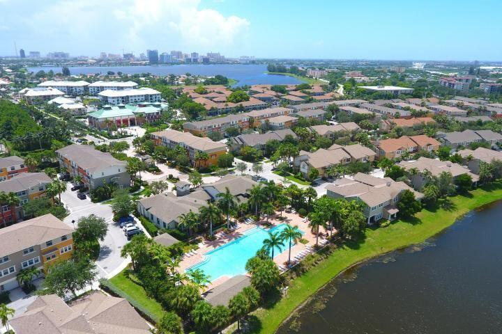 960 Millbrae Ct in West Palm Beach, FL - Building Photo