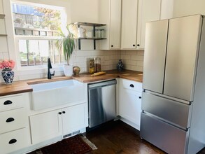 9750 NW Rosaria Ave in Portland, OR - Foto de edificio - Building Photo