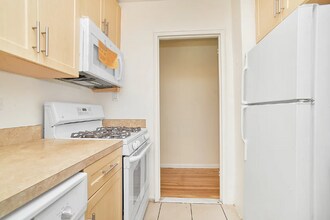 83-40 Britton Ave, Unit #6C in Queens, NY - Foto de edificio - Building Photo