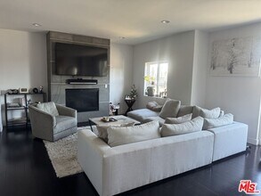 1739 S Barrington Ave in Los Angeles, CA - Building Photo - Building Photo