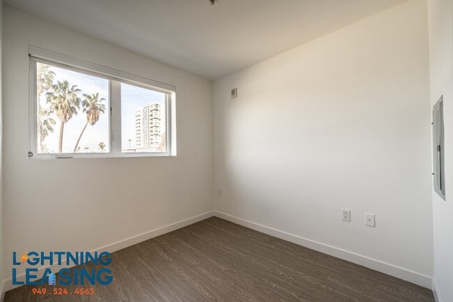 11407 Chandler Blvd in Los Angeles, CA - Building Photo - Building Photo