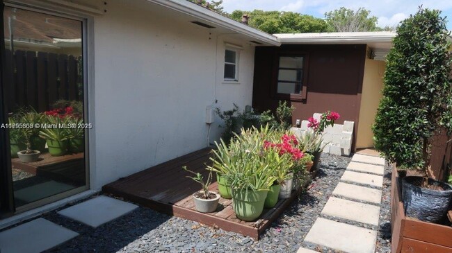 3658 E Bell Dr in Davie, FL - Building Photo - Building Photo