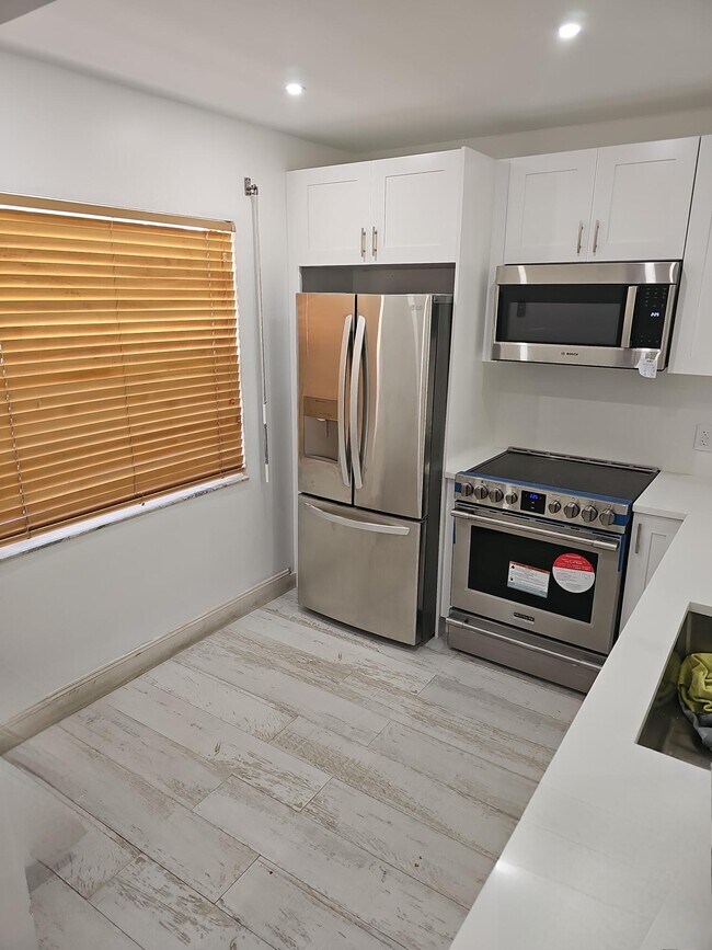 128 S Cypress Rd in Pompano Beach, FL - Building Photo - Building Photo