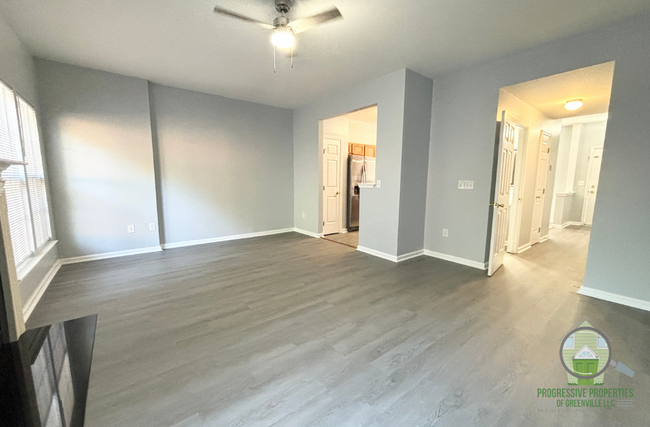 214 Spring Crossing Cir in Greer, SC - Foto de edificio - Building Photo
